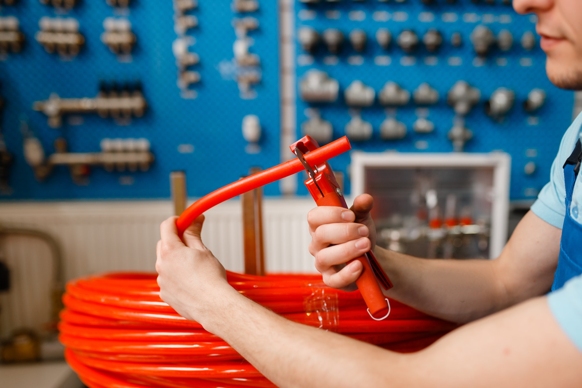 plumber cuts plastic pipe plumbering store